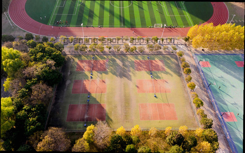 冠竞体育APP主界面，展示赛事列表、功能导航与实时比分面板